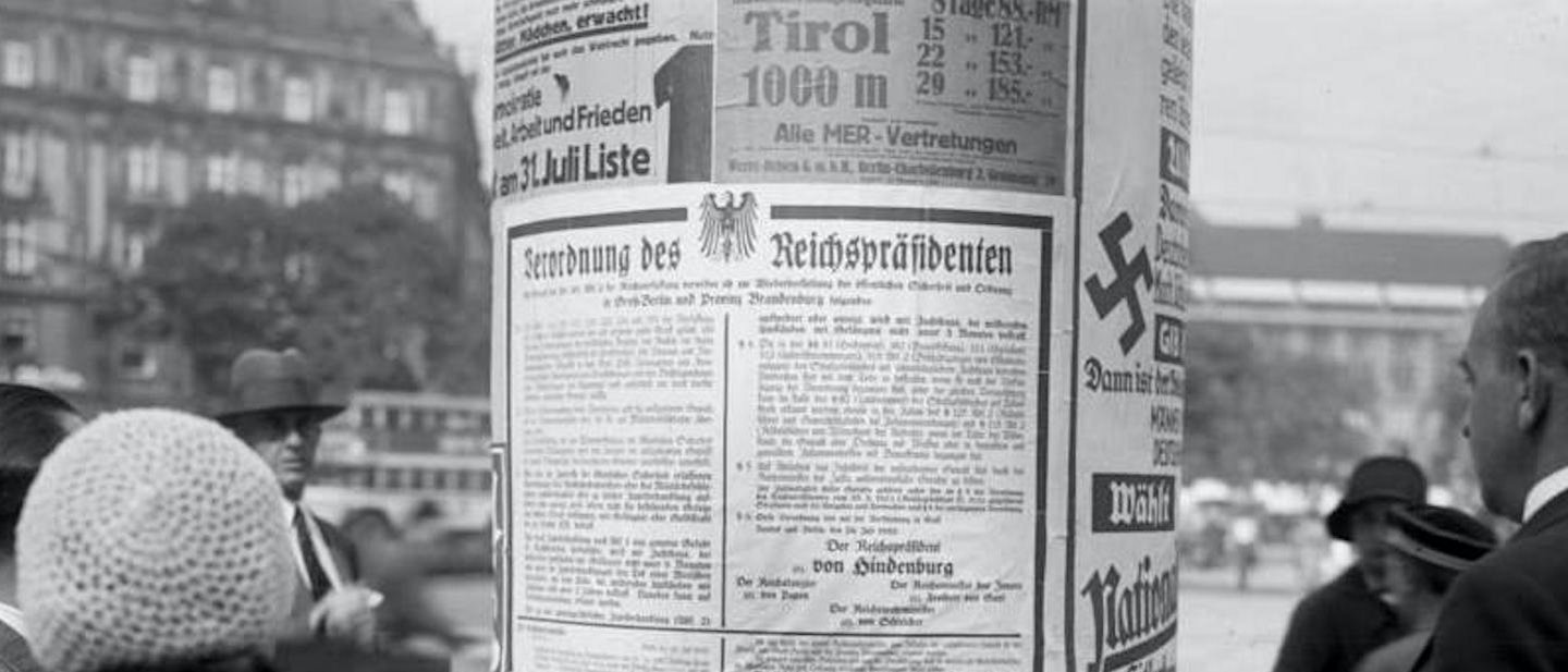 Foto: Die Verordnung des Reichspräsidenten von Hindenburg über den Ausnahmezustand an den Litfassäulen in den Strassen Berlins, Juli 1932