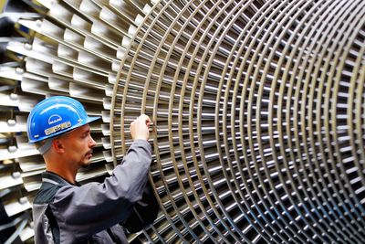 Foto: Ein Mechaniker überprüft die Schaufeln einer Turbine.