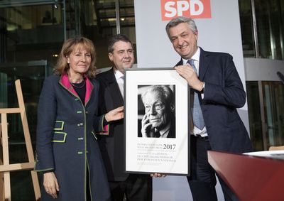 Filippo Grandi (r), Hoher Flüchtlingskommissar der Vereinten Nationen, nimmt von Edelard Bulmahn und Sigmar Gabriel (beide SPD) den Willy-Brandt-Preis für das Flüchtlingshilfswerk der Vereinten Nationen am 23.01.2017 in Berlin entgegen.
