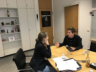 Anna Kleimann im Gespräch mit dem stellvertretenden SPD-Parteivorsitzenden Kevin Kühnert