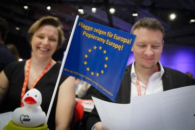 Foto: Delegierte mit Pro-Europafahne