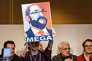 photothek.net Foto: SPD-Anhänger hält Martin Schulz-Plakat in die Höhe