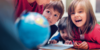 Symbolfoto Thema Bildung: Schulkinder schauen zu Lehrerin