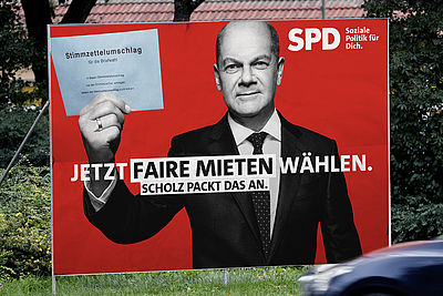 Foto: SPD-Plakat am Straßenrand "Jetzt faire Mieten wählen. Scholz packt das an."